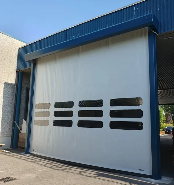 Porta rapida flessibile bianca con telaio blu su capannone