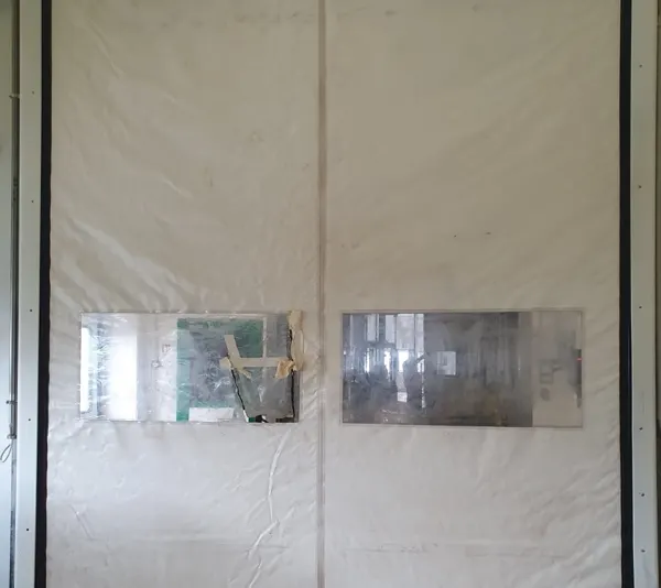 Telo di porta rapida con oblò danneggiato da riparare